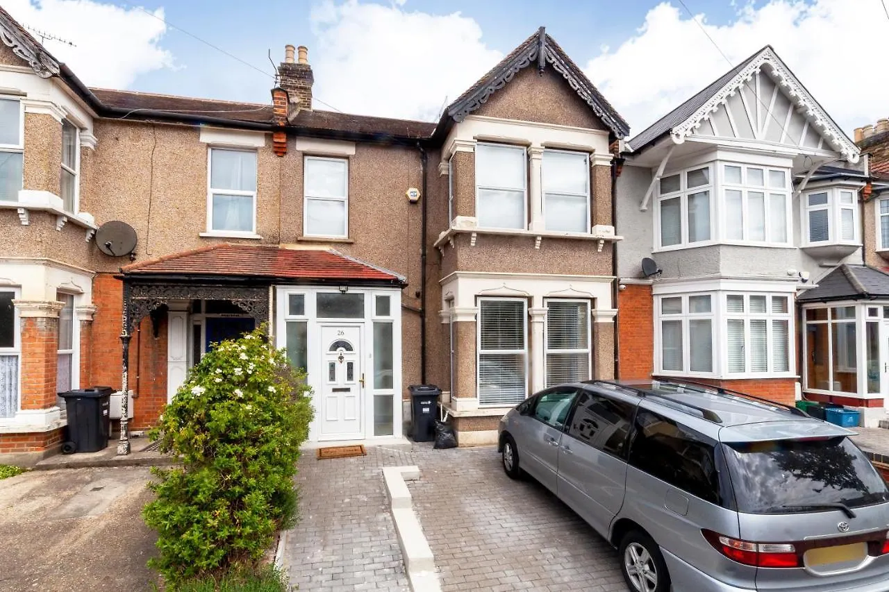 Guest house Highlands Gardens Suites Ilford