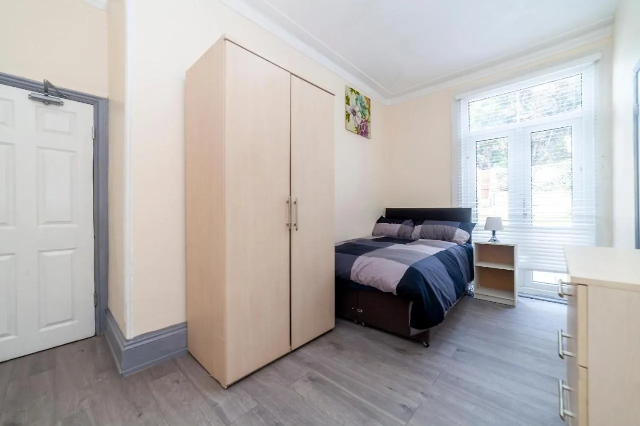 Highlands Gardens Suites Ilford 0*,  United Kingdom
