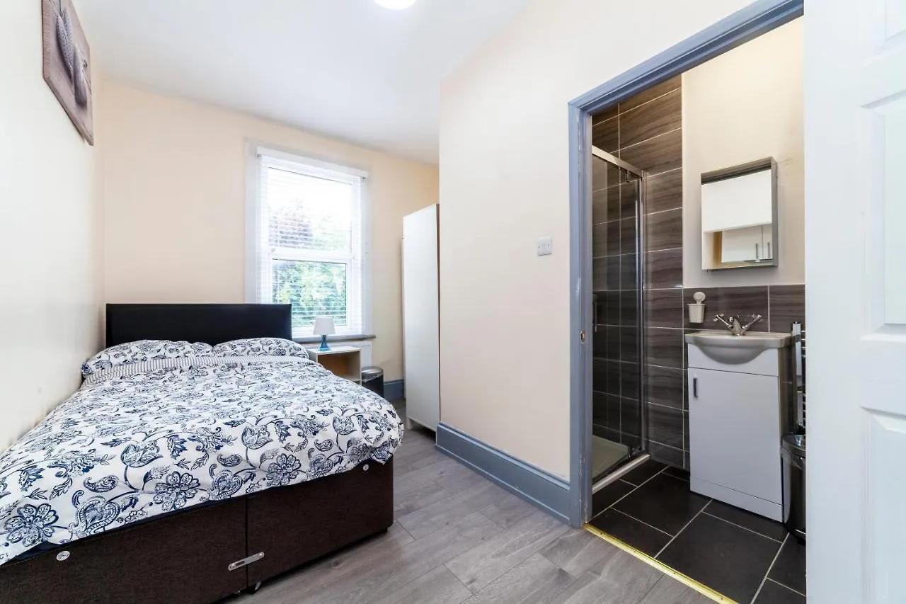 Guest house Highlands Gardens Suites Ilford