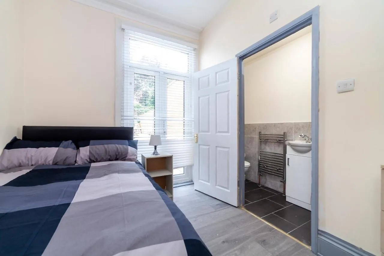 Highlands Gardens Suites Ilford Guest house